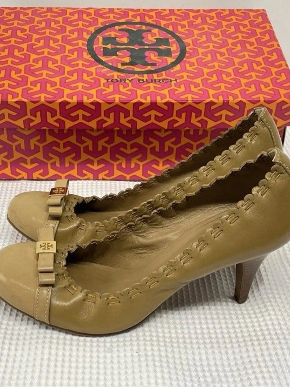 Tory Burch Romy Size 7 Tan Leather Round-Toe Heels with Bow and Logo Plaque